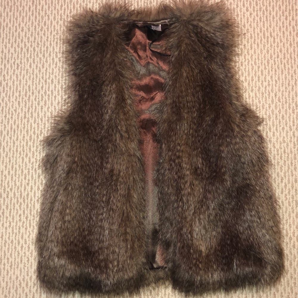 Faux fur vest with pockets- like new